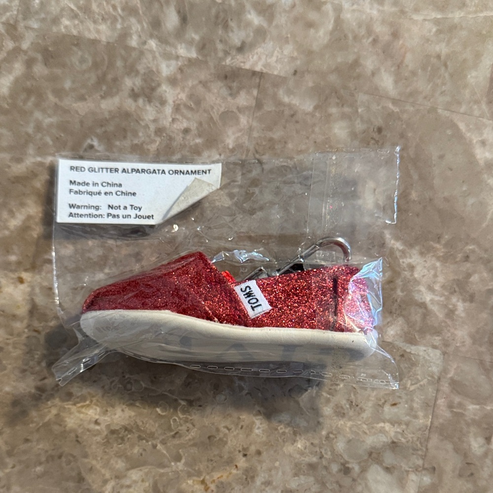 TOMS Keychain Red Glitter Mocca